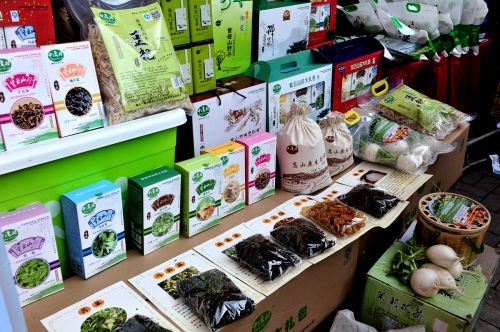 首屆江西鄱陽湖綠色農(nóng)產(chǎn)品展銷會(huì)開幕 南昌瓦罐湯亮相引圍觀.